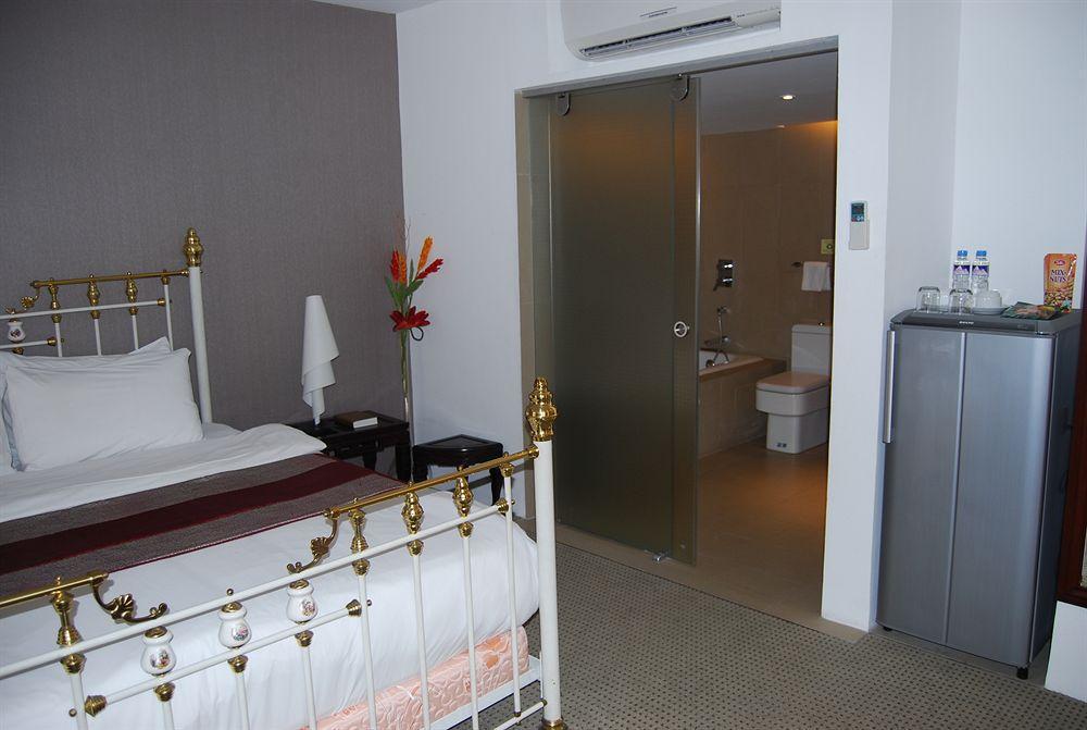 The E-Hotel Makati Макати Экстерьер фото