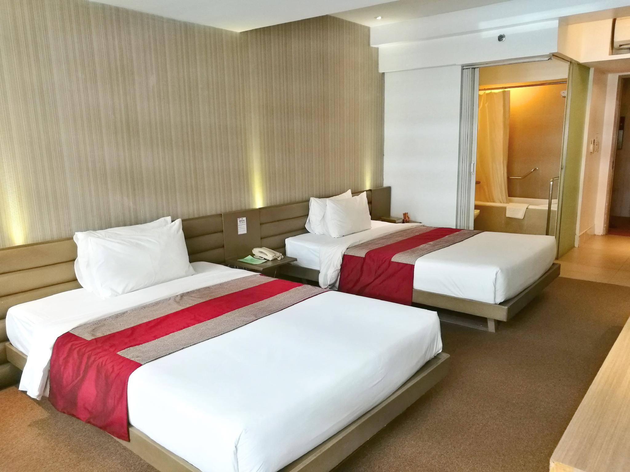 The E-Hotel Makati Макати Экстерьер фото